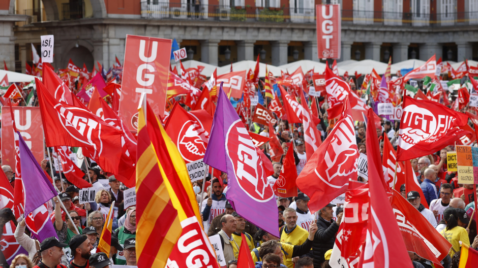 Participantes en la manifestación, convocada este jueves en Madrid por las centrales sindicales UGT y CCOO, bajo el lema "Salario o conflicto. Esta crisis no la paga la gente trabajadora" durante la concentración en la Plaza Mayor para pedir subidas salariales