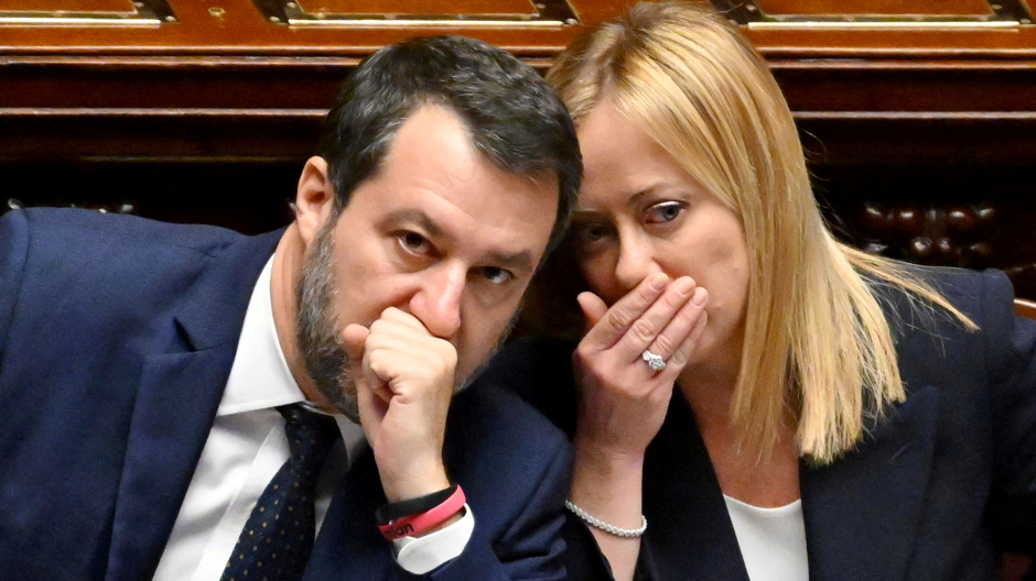 La primer ministra de Italia Giorgia Meloni conversa con el ministro de infraestructura Matteo Salvini