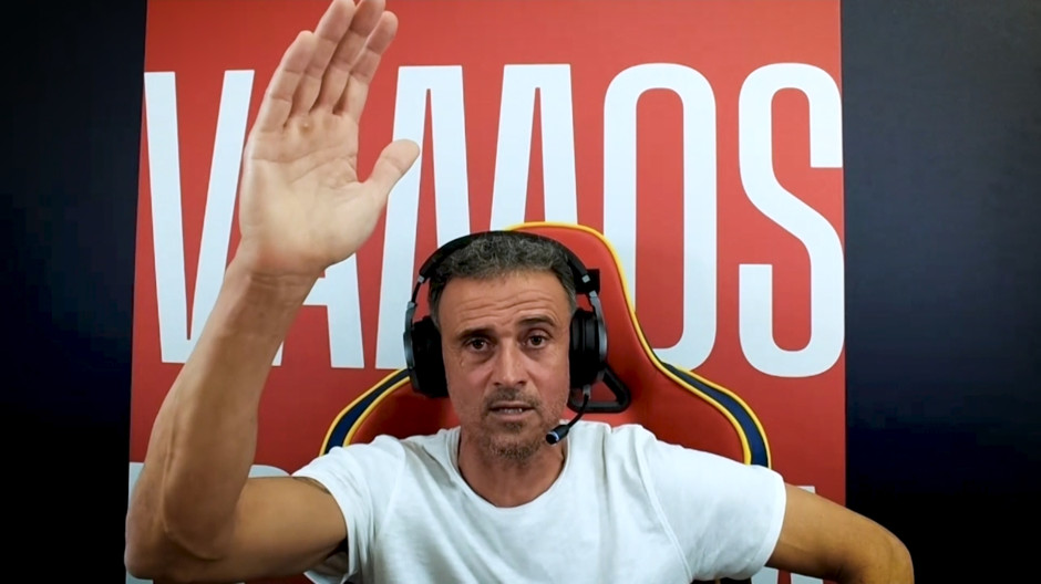 Luis Enrique saluda a Amunike en su primera transmisión en Twitch
