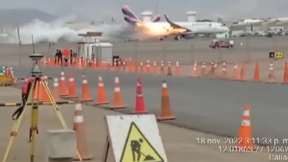 Mueren dos bomberos al chocar con un avión en el aeropuerto de Lima