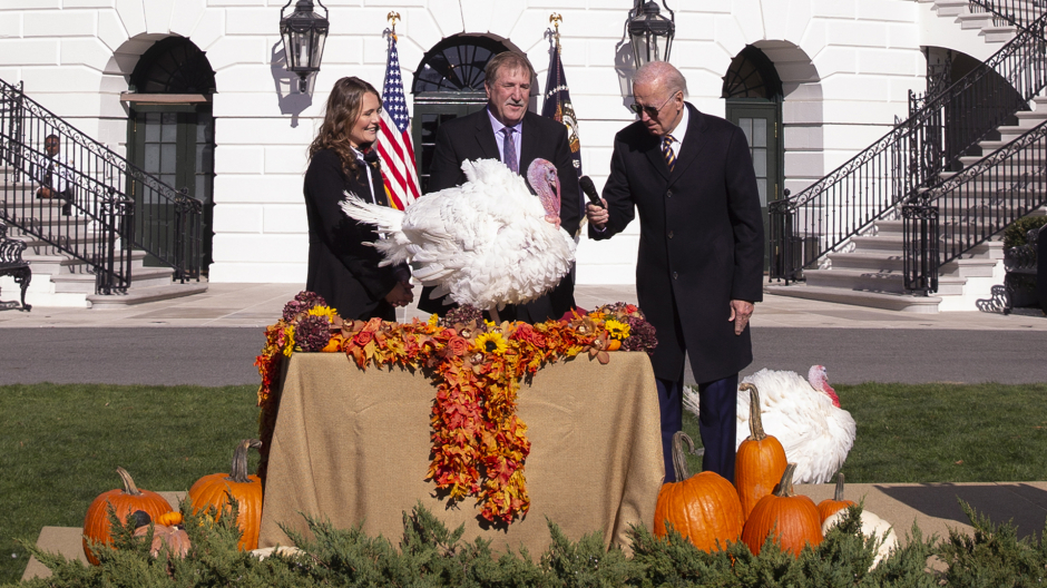Imagen del presidente americano Joe Biden indultando a dos pavos