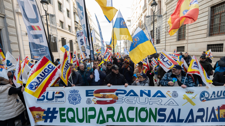 Un momento de la manifestación convocada por el Sindicato Unificado de Policía (SUP) y la Asociación Unificada de Guardias Civiles (AUGC), para pedir al Gobierno que "se siente" a negociar las condiciones de jubilación de los agentes y otras reivindicaciones, este sábado en Madrid. EFE/ Fernando Villar