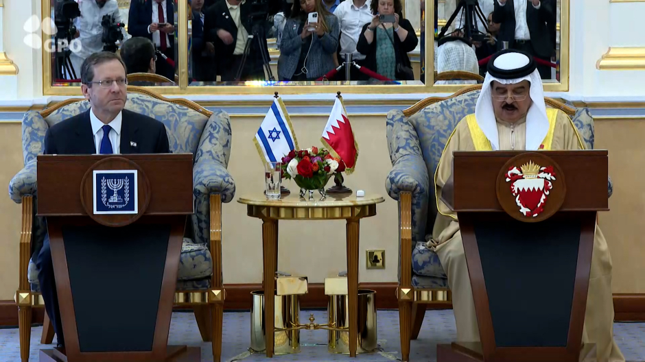 El presidente israelí se reúne con el rey de Baréin en su primera visita al país