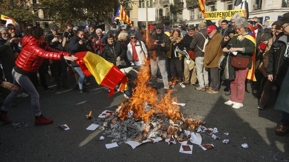 Los CDR queman ejemplares de la Constitución y avisan a Sánchez: no les vale con derogar la sedición