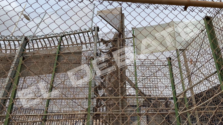 La valla de Melilla aún contiene restos de ropa de los inmigrantes