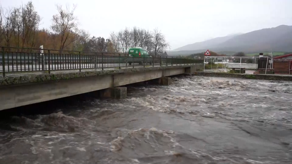 Cortes de carreteras y viviendas inundadas por la lluvia en Extremadura