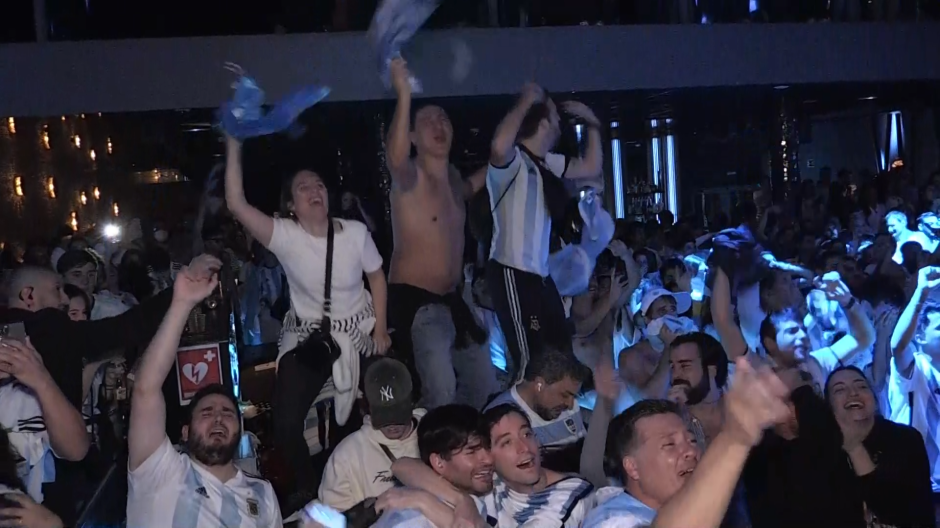 La afición argentina celebra en Madrid la victoria en el Mundial