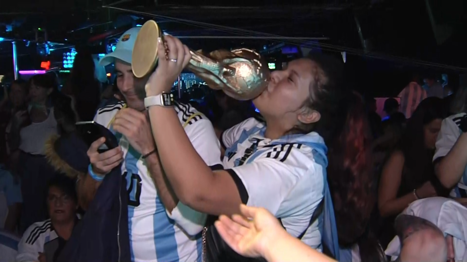 Fiesta argentina en Barcelona tras ganar a Francia en el Mundial