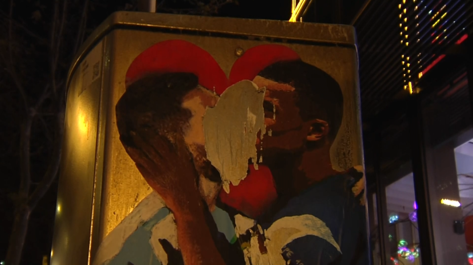 Vandalizan un grafiti de Messi y Mbappé besándose en Barcelona