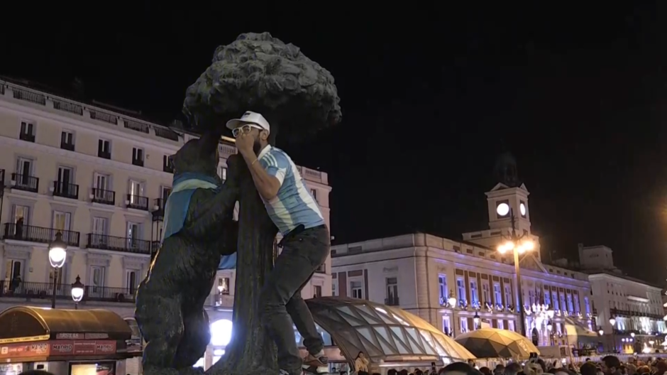 La Puerta del Sol se viste de albiceleste tras la victoria de Argentina