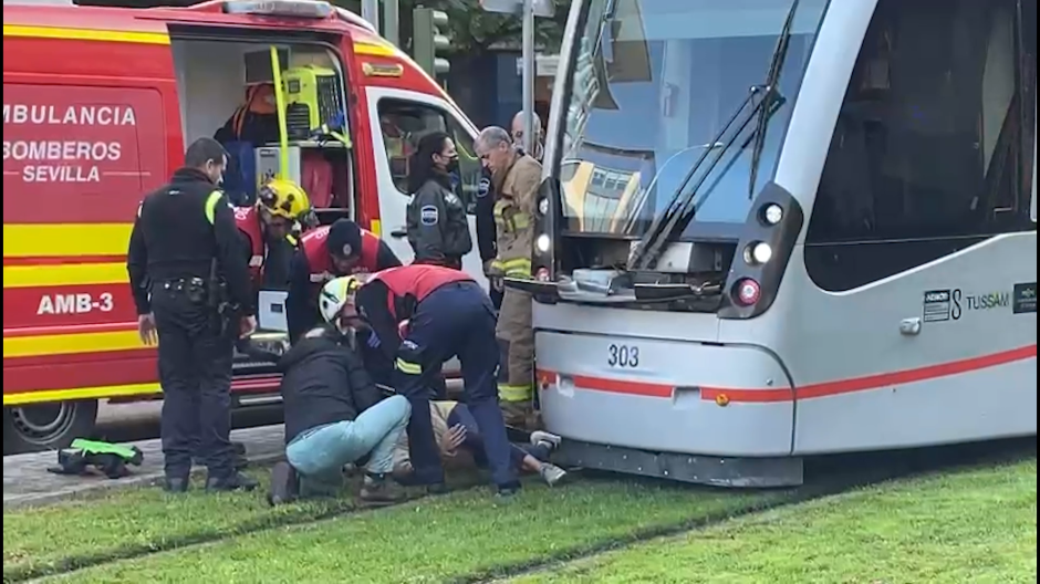 Una mujer es herida tras ser atropellada por el Metrocentro en Sevilla