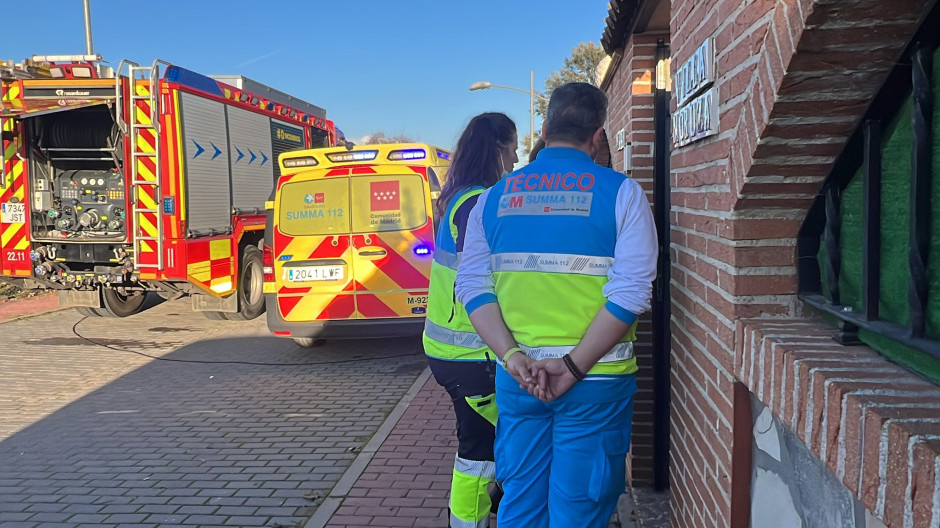 Efectivos de los servicios de Emergencias, ante la vivienda de Alcalá de Henares donde se ha producido el suceso