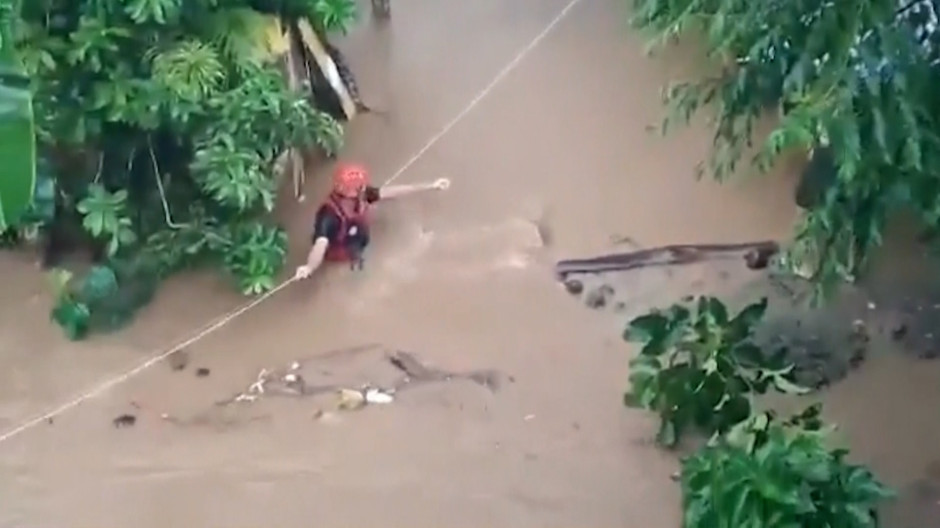 Rescatan a 176 personas por inundaciones en Filipinas