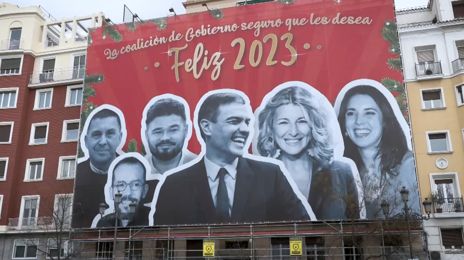Imagen de la lona junto a la sede del PSOE
