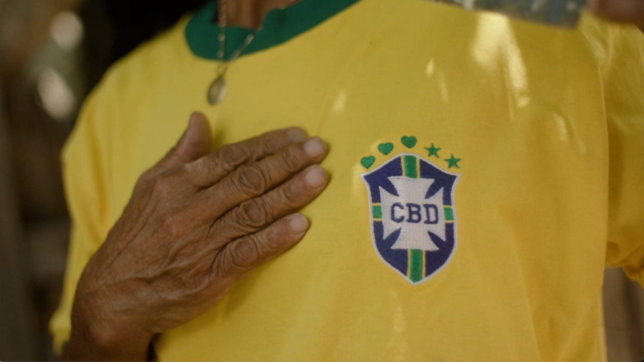 Detalle de la camiseta de la selección brasileña modificada con los tres corazones