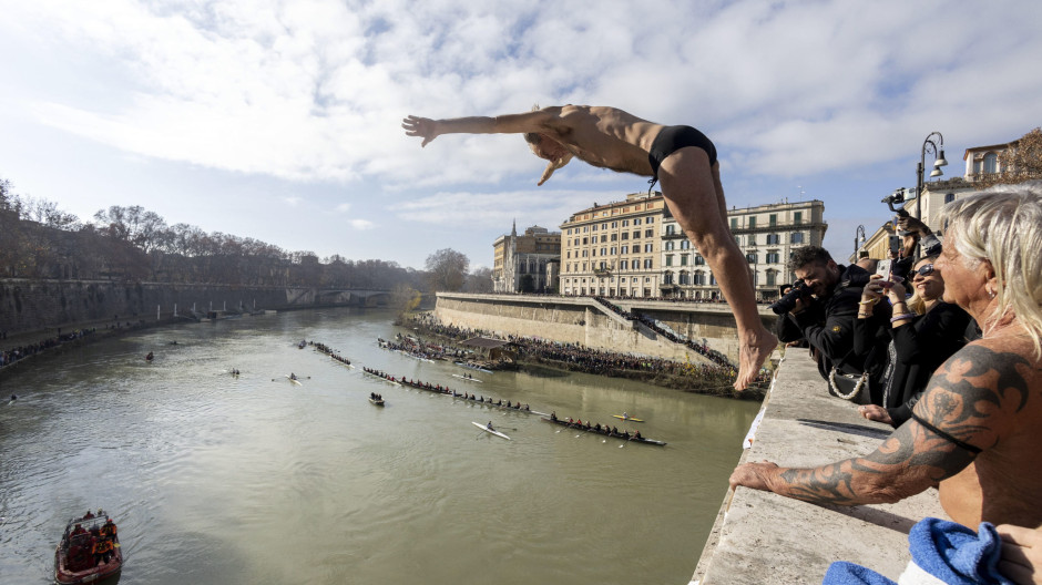 Así ha sido el tradicional salto de Año Nuevo al río Tíber