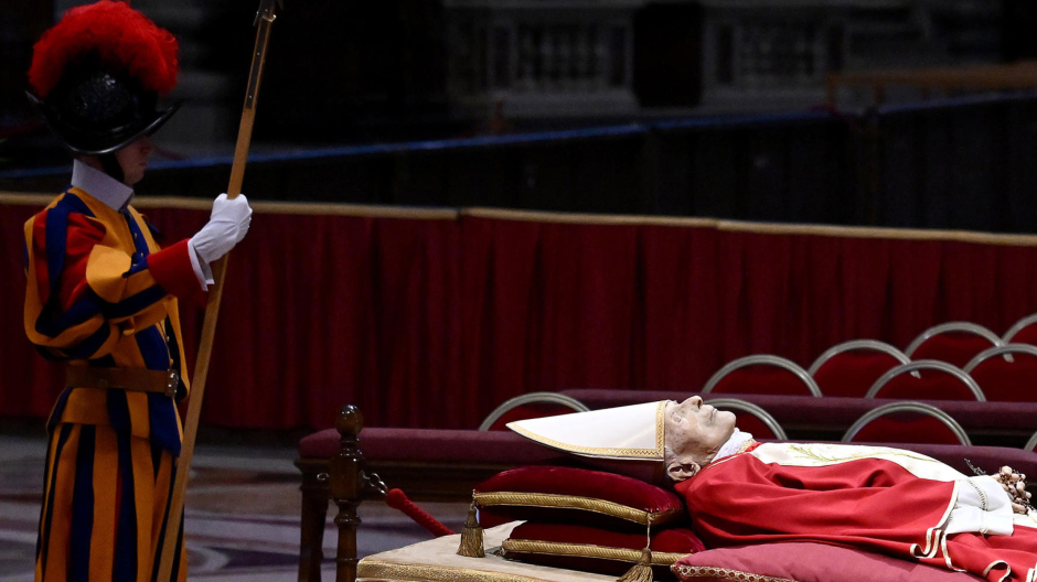 La capilla ardiente de Benedicto XVI ha abierto sus puertas este lunes 2 de enero en la Basílica de San Pedro