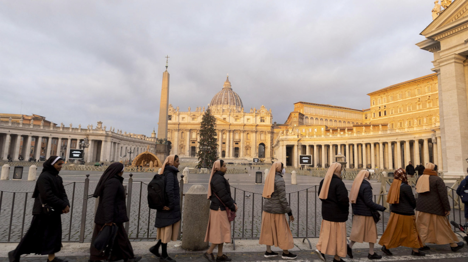 Unas religiosas aguardan ante la basílica al amanecer para despedirse de Benedicto