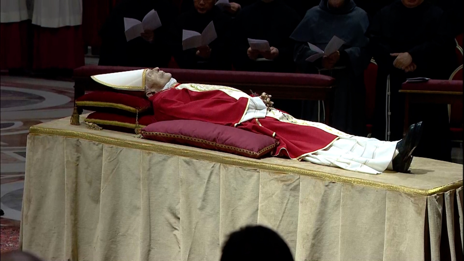 Un río humano da el último adiós a Benedicto XVI en el Vaticano