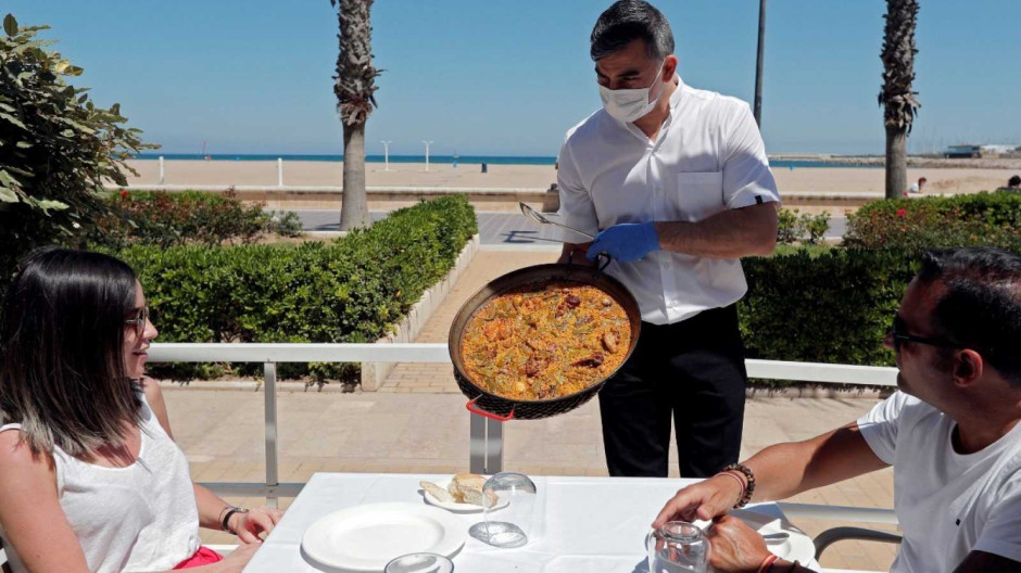 Camarero Paella Playa Malvarrosa Valencia