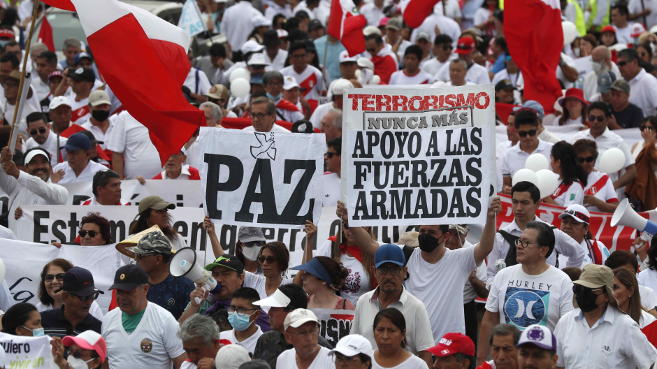 Personas participan en una marcha por la paz en Lima