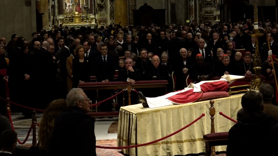La Reina emérita de España, doña Sofía, ante los restos de Benedicto XVI