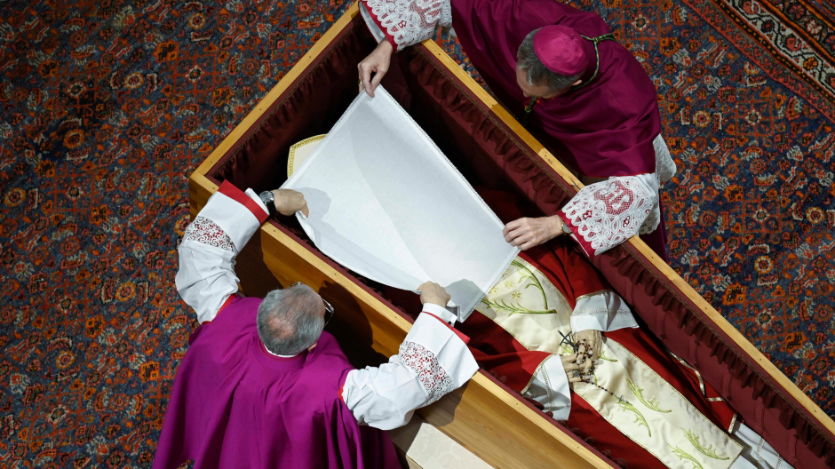 Preparan el cuerpo de Benedicto XVI para ser enterrado