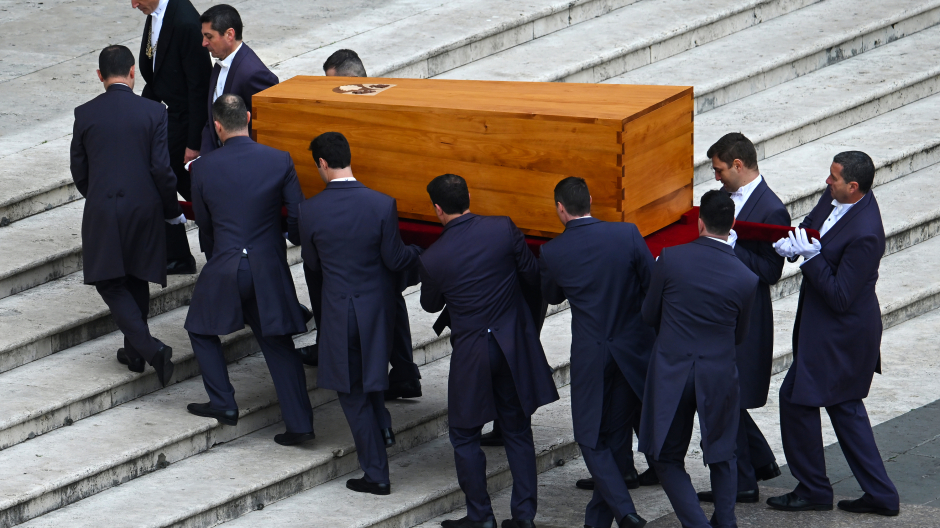 Los portadores del féretro se llevan el ataúd del Papa Emérito Benedicto XVI al final de la misa funeral