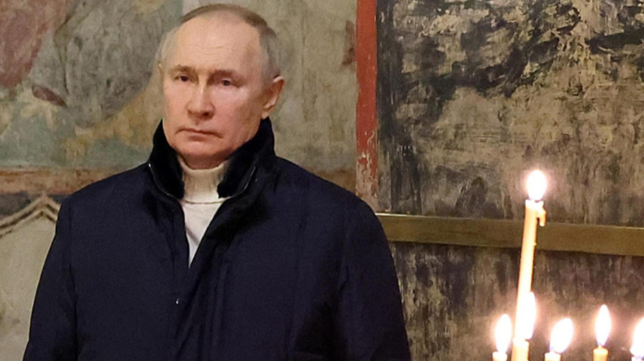 Vladimir Putin durante un oficio en la catedral ortodoxa de Moscú