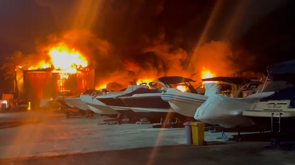 Se desata un terrible incendio en el puerto de Marbella