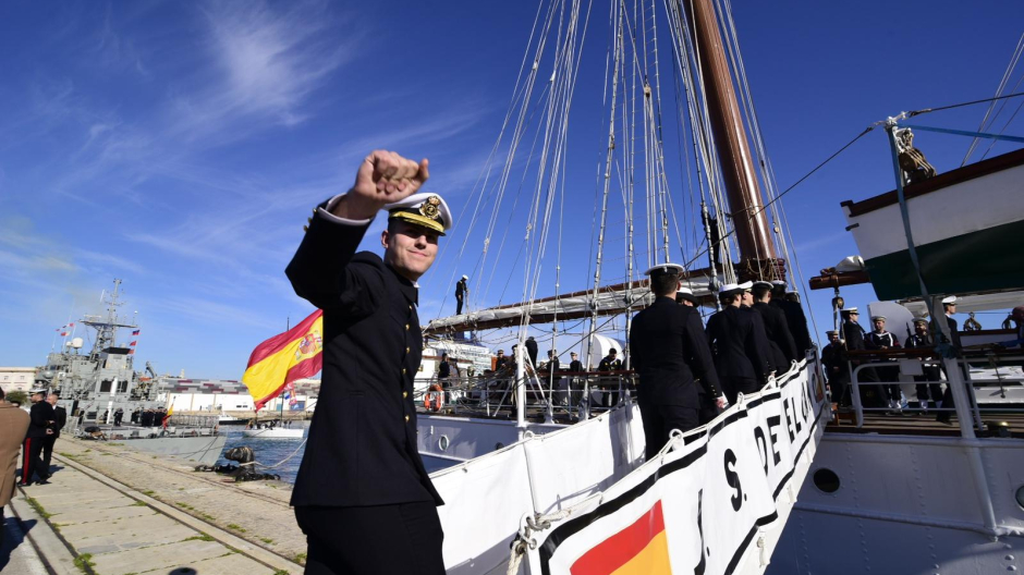 Un marinero se despide al subir al Juan Sebastián de Elcano
