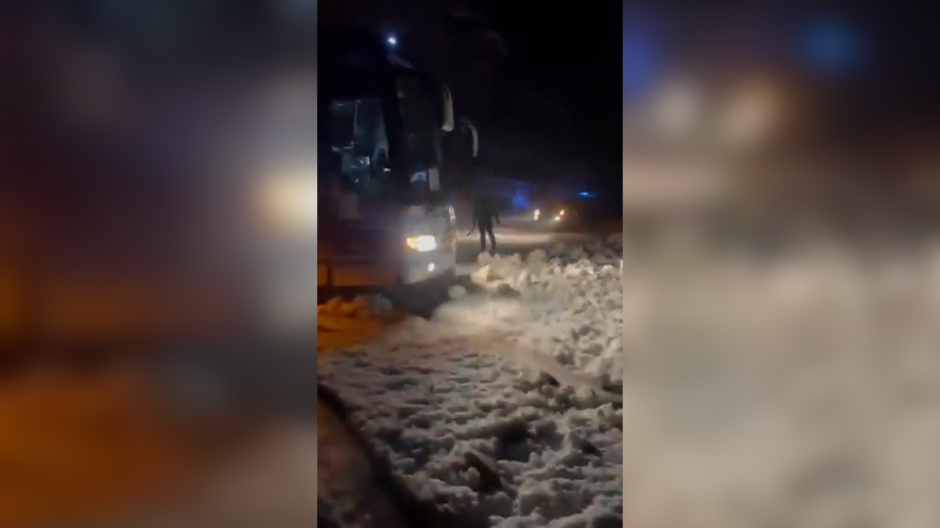Con palas en plena noche: la Guardia Civil ha tenido que rescatar un autobús atrapado en la nieve