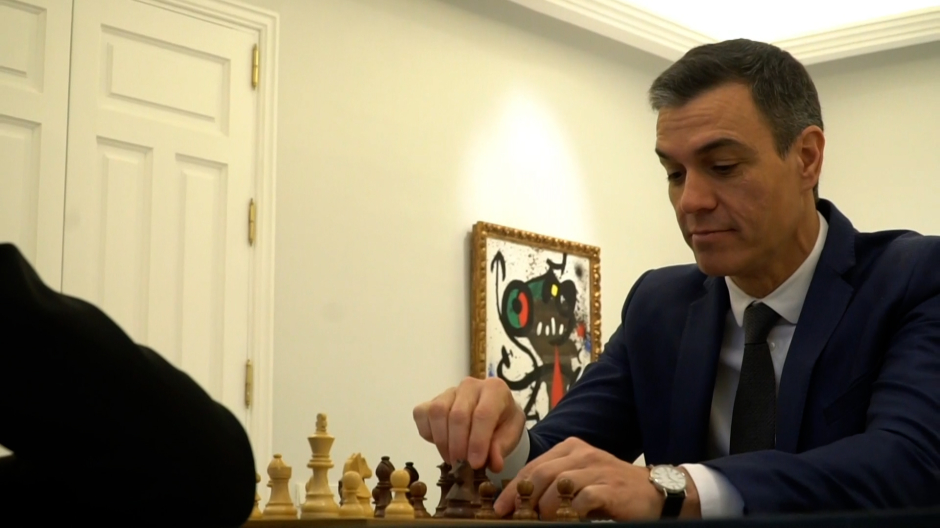 Pedro Sánchez juega al ajedrez con la Gran Maestra Sara Khadem