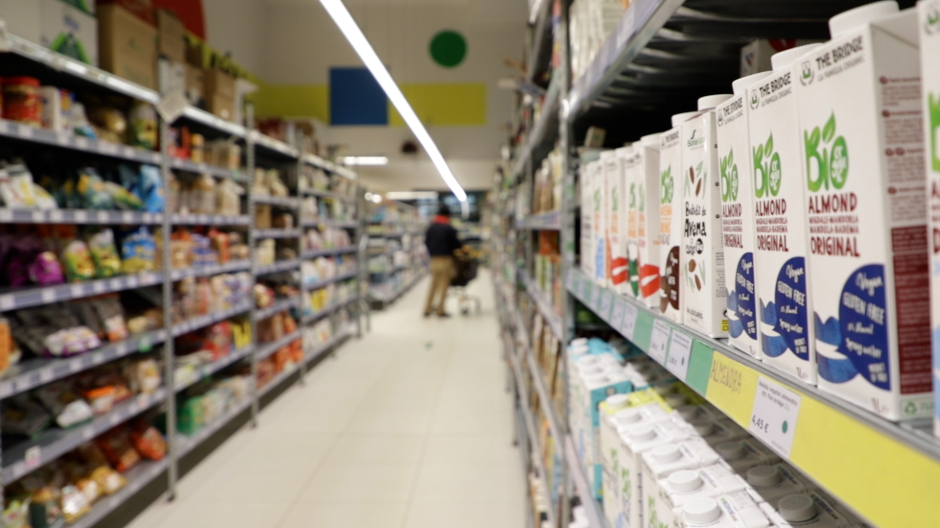 Estantes con productos lácteos y de otros tipos de LA OSA, el primer supermercado cooperativo de Madrid