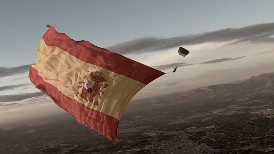 Bandera de España ondeando en el aire por un paracaidista del Ejército de Aire