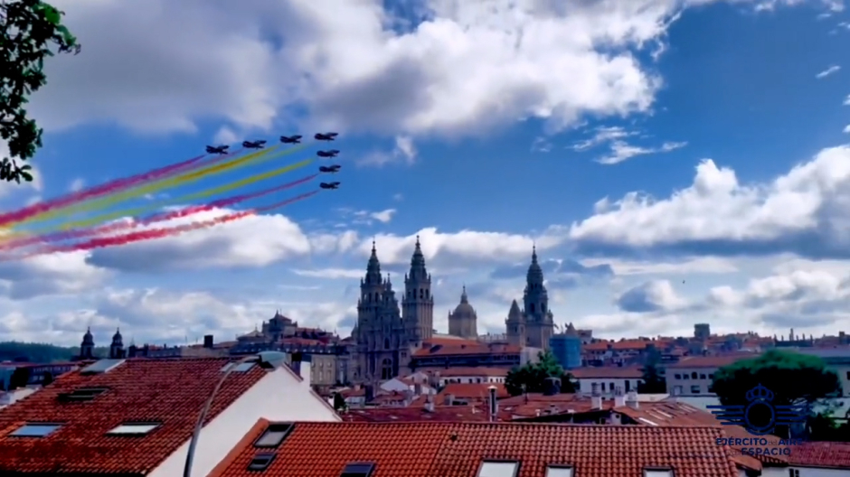 La bandera de España, en el cielo de Santiago de Compostela