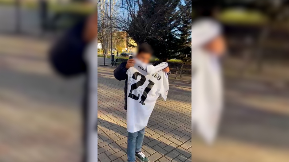 Marco, un joven aficionado del Real Madrid, recibe la camiseta de Rodrygo