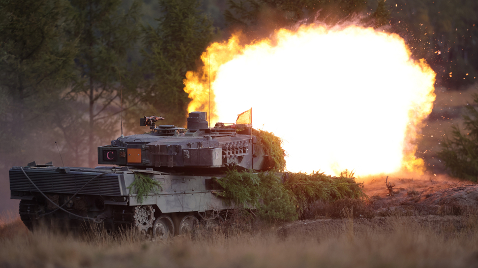 A Leopard 2 main battle tank of the German armed forces Bundeswehr shoots during a visit by the German Chancellor of  the troops during a training exercise at the military ground in Ostenholz, northern Germany, on October 17, 2022. - Germany on January 25, 2023 approved the delivery of Leopard 2 tanks to Ukraine, after weeks of pressure from Kyiv and many allies. Berlin will provide a company of 14 Leopard 2 A6 tanks from the Bundeswehr stocks and is also granting approval for other European countries to send tanks from their own stocks to Ukraine, a government spokesman said in a statement. (Photo by Ronny Hartmann / AFP)
