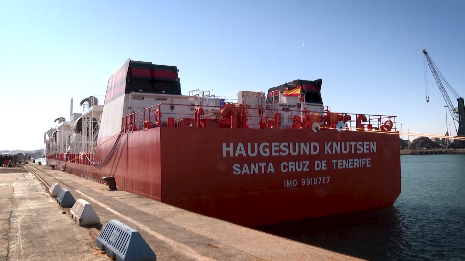 Imagen del barco que transporta gas natural licuado, Barcelona