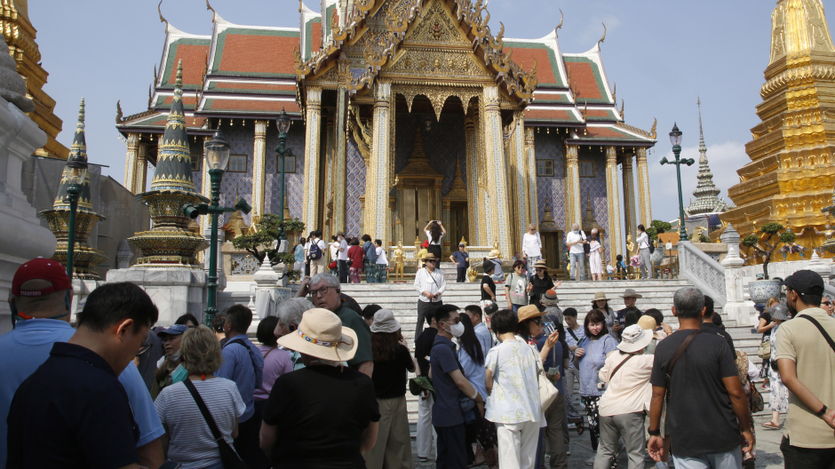 Bangkok (Thailand), 07/02/2023.- Tourist groups visit the Temple of the Emerald Buddha, one of Bangkok's most popular tourist attractions, in Bangkok, Thailand, 07 February 2023. Chinese travel agencies resume outbound group tours after China was easing travel from COVID-19 restrictions. Thailand's tourism and business related activities are in recovery stimulated by the influx of Chinese tourists with expected five million Chinese visitors in 2023. In the first quarter between January to March 2023, some 300,000 Chinese tourists are expected to visit the country, according to the Tourism Authority of Thailand. (Tailandia) EFE/EPA/NARONG SANGNAK