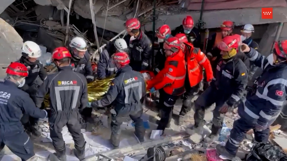Momento del rescate con vida de un hombre en Turquía