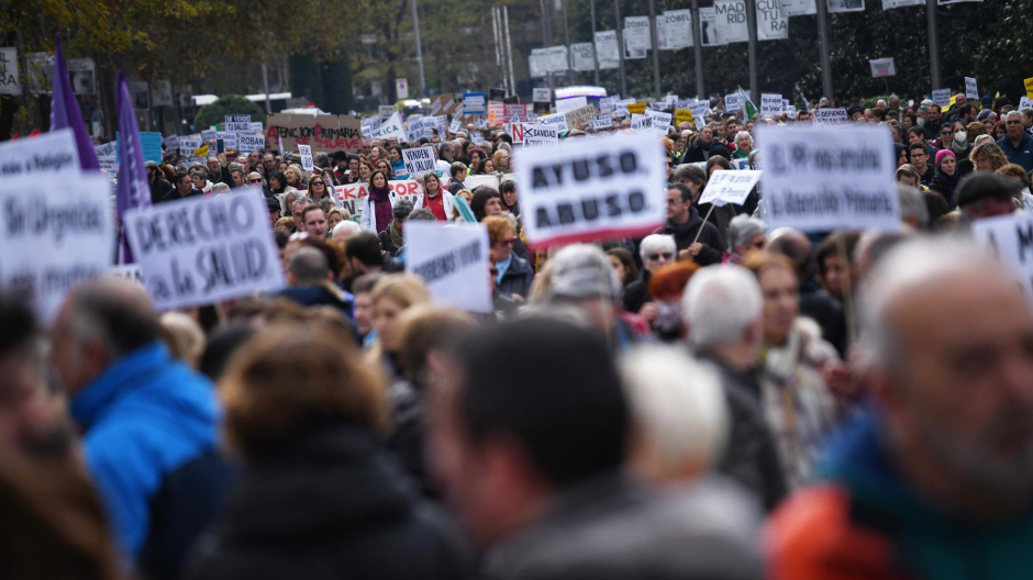 Cientos de personas se manifiestan en una marcha por la sanidad pública
