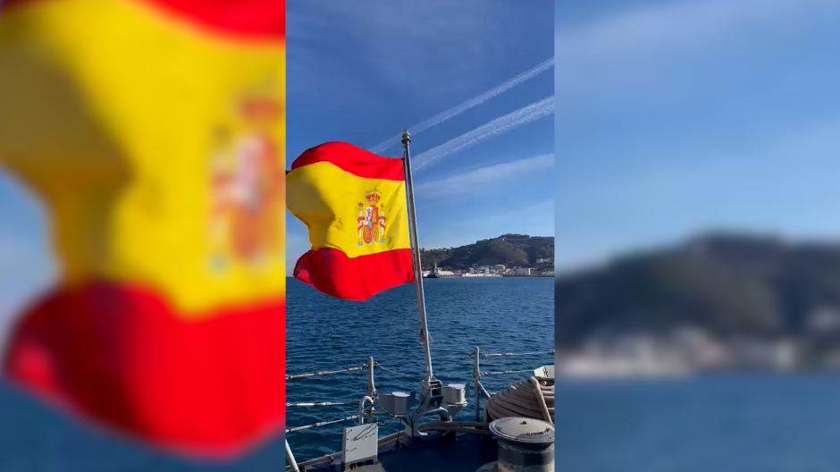 Bandera de España en un buque de la Armada
