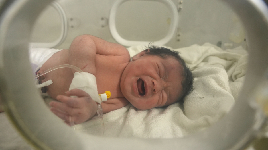 Imagen del bebé rescatado de los escombros en Siria