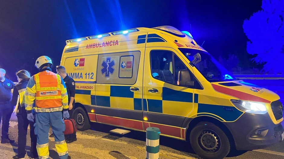 Una de las ambulancias que ha atendido a los heridos en el accidente de Fuenlabrada