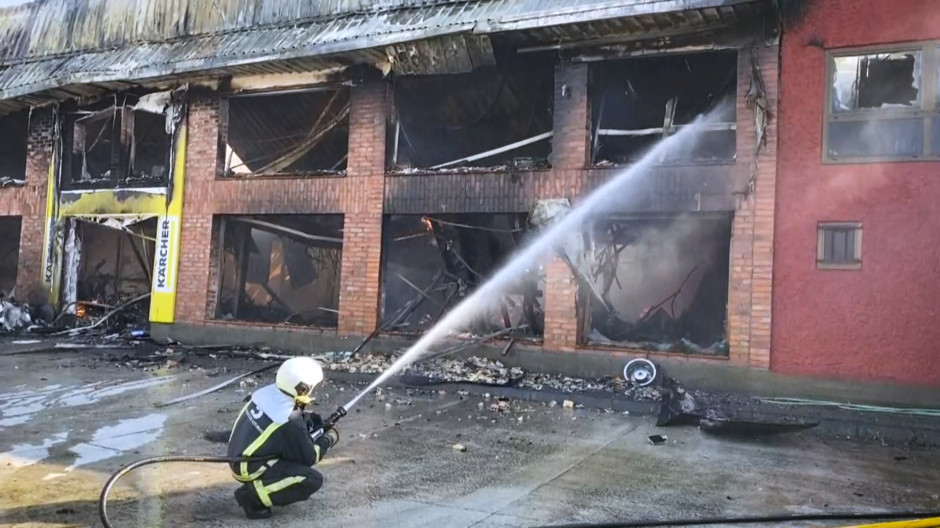 Un incendio calcina una nave comercial de El Berrón (Oviedo)