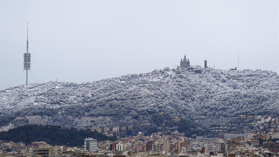 Aspecto de la montaña del Tibidabo de Barcelona tras la nevada caída la pasada madrugada