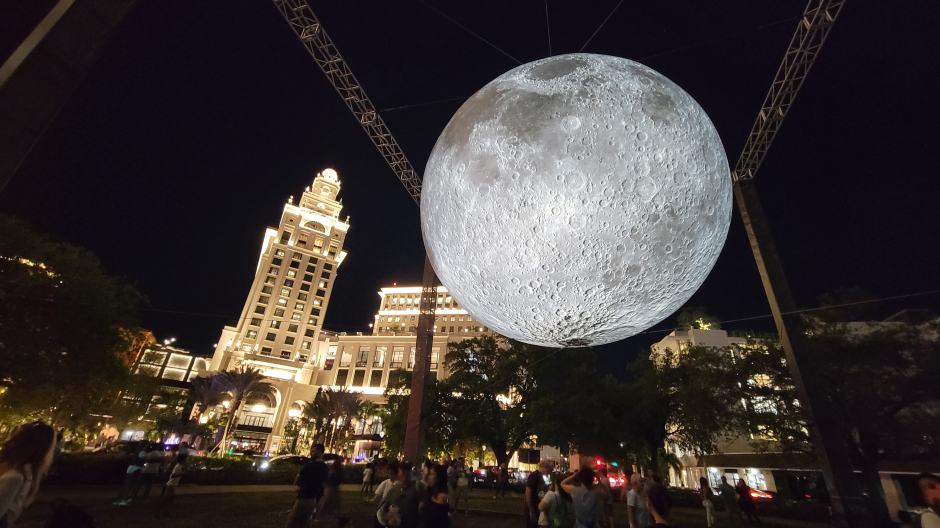 Luke Jerram hace brillar la luna sobre la ciudad de Miami