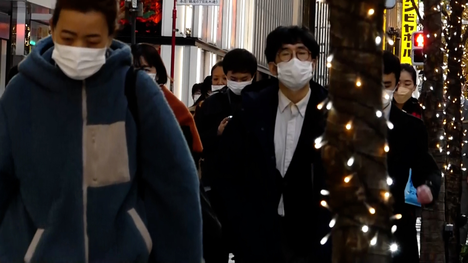 Japón elimina su recomendación de llevar mascarilla en interiores