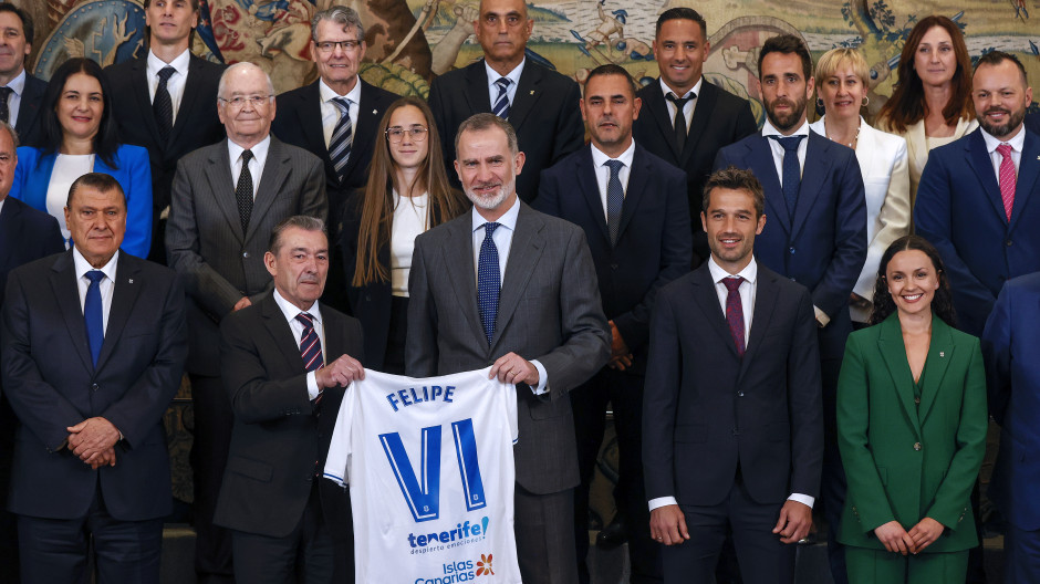 El rey Felipe VI recibe en audiencia a una representación del CD Tenerife con motivo de su centenario